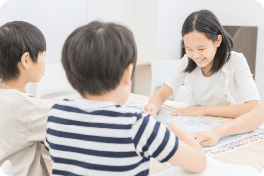 子供同士で教える様子