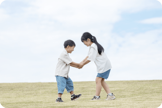 子供が手を繋いでいる様子