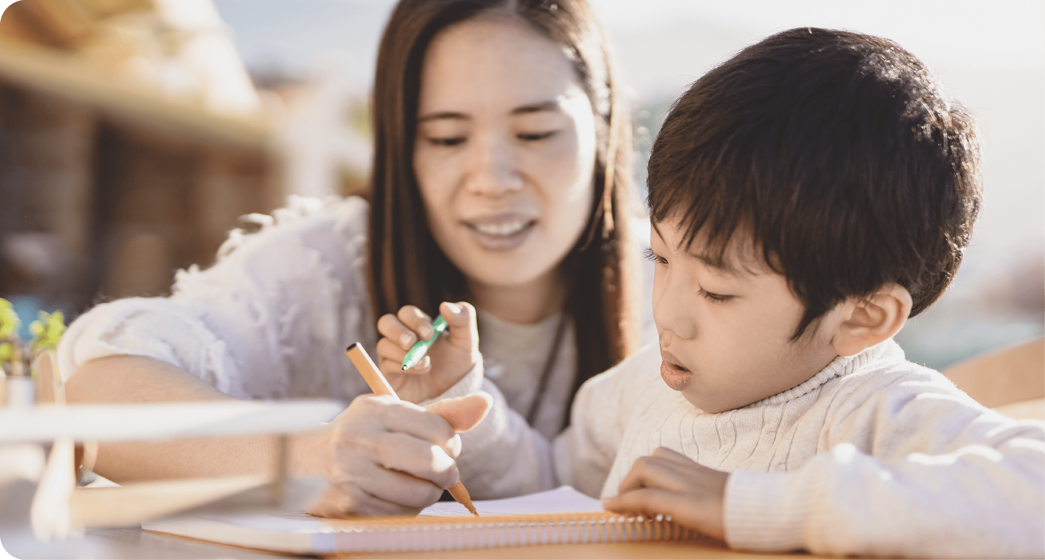 大人が子供に教える様子